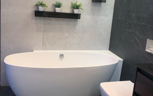 White-free-standing-bath