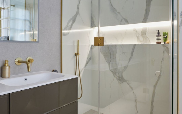 Shower-room-gold-fixtures