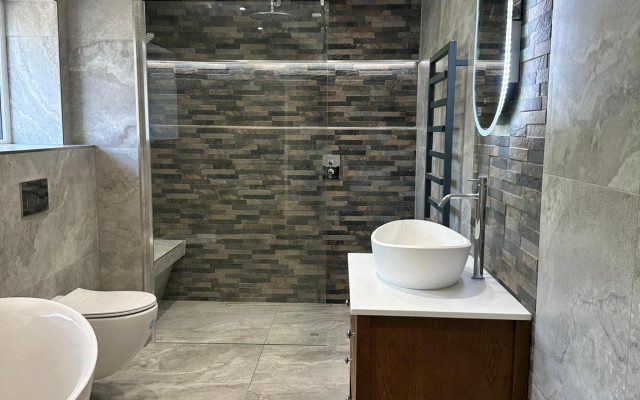 Bathroom-shower-feature-wall