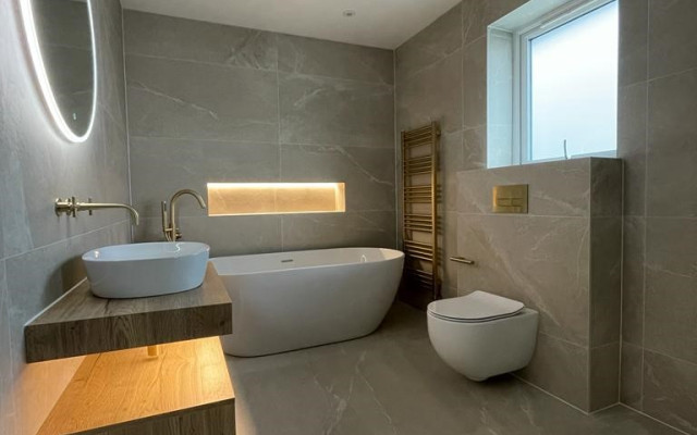 Freestanding-bath-subtle-lighting