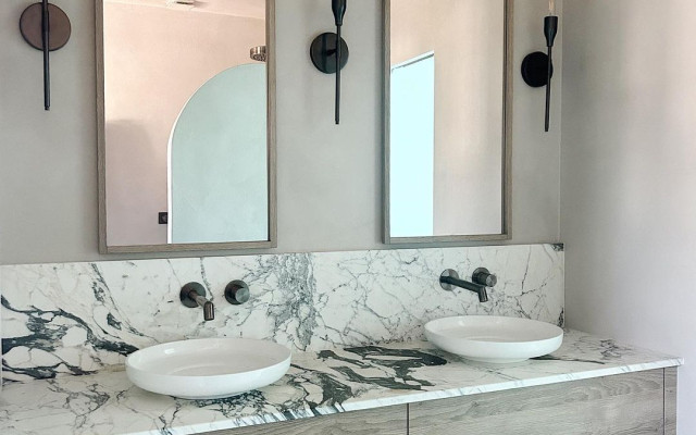 Twin-bathroom-basin-marble-splashback